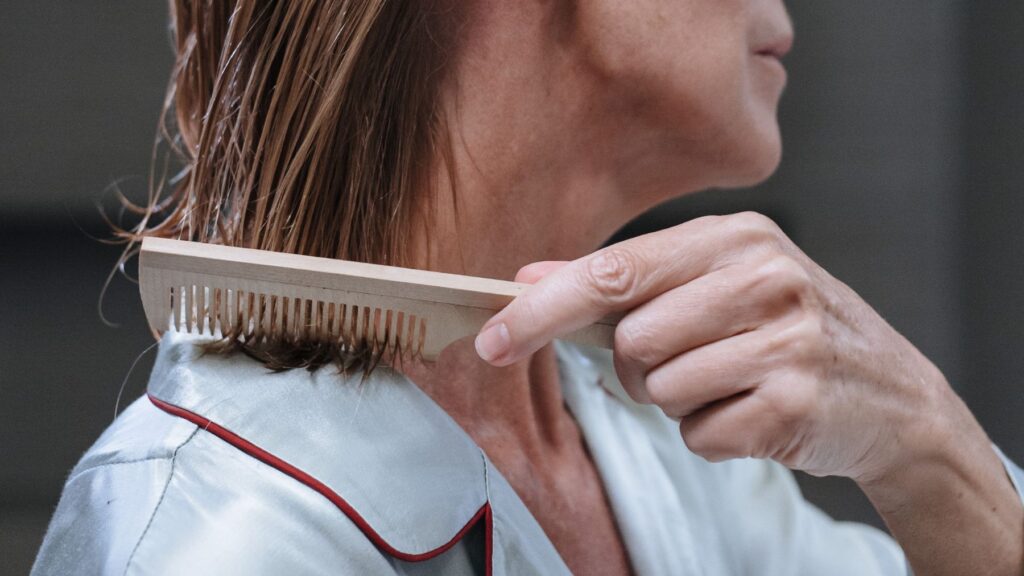 errori in doccia: non pettinarsi prima dello shampoo