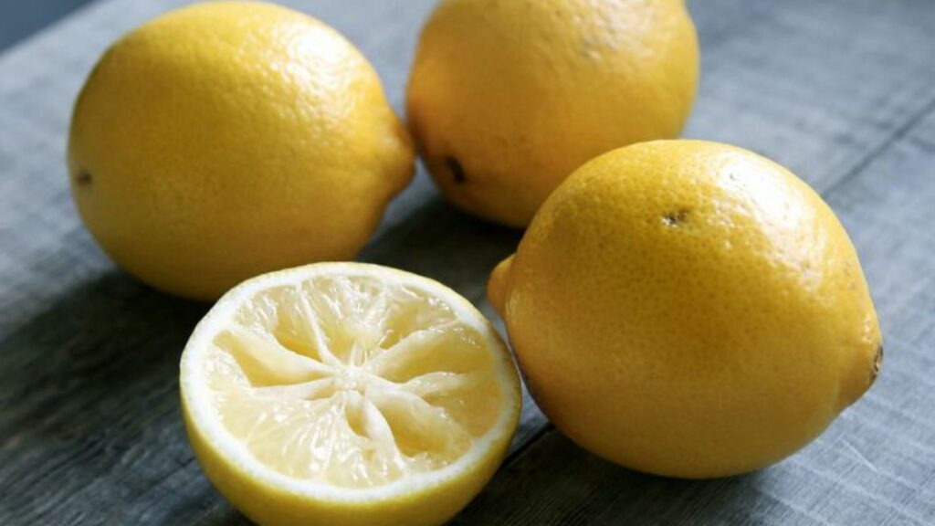 succo di limone e bicarbonato per pulire il bagno